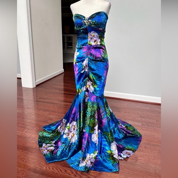 Cache Dresses & Skirts - Vintage Cache Elegant Floral Strapless evening gown Dress size 6